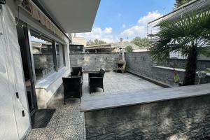 a patio with two chairs and a building at Geräumiges Apartment mit XXL Leinwand I Parkplatz I WiFi in Bochum