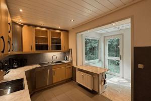 a large kitchen with a sink and a window at Geräumiges Apartment mit XXL Leinwand I Parkplatz I WiFi in Bochum