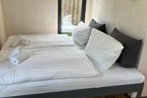 Postel nebo postele na pokoji v ubytování Appartementanlage am Arnumer See
