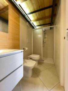 a bathroom with a toilet and a shower at Cozy Studio in Pisciotta