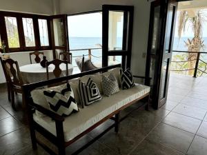 Χώρος καθιστικού στο Oceanfront Oasis - Villa Margarita - Entire Villa