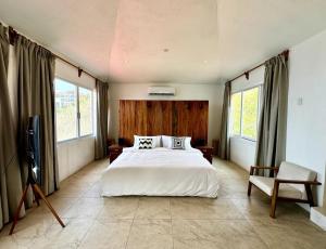 Ένα ή περισσότερα κρεβάτια σε δωμάτιο στο Oceanfront Oasis - Villa Margarita - Entire Villa +38 φωτογραφίες
