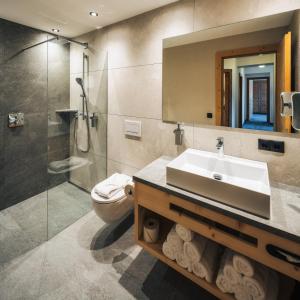 Koupelna v ubytování Ferienresidenz Raich - Appartements mit Sky Wellness und Garten