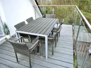 a table and chairs sitting on a deck at Markgrafenheide Ferienhaus MH4 - "Strandhaus" in Markgrafenheide
