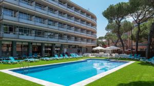 una piscina frente a un edificio en Medplaya Hotel Monterrey, en Platja d'Aro
