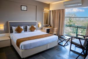 达尔瓦德Hotel Dwarawata的带床和阳台的酒店房间