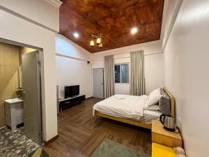 Ένα ή περισσότερα κρεβάτια σε δωμάτιο στο Titiwangsa Cabin Retreats by uBook