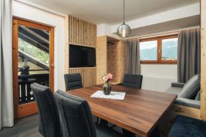 TV a/nebo společenská místnost v ubytování Ferienresidenz Raich - Appartements mit Sky Wellness und Garten