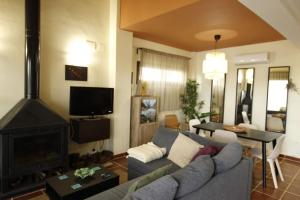 ein Wohnzimmer mit Couch und Kamin in der Unterkunft La casa de la encina in El Ronquillo