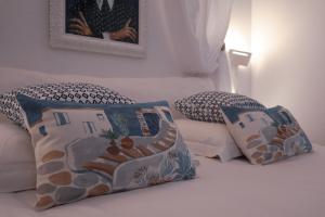 a bedroom with two pillows on a bed at The White Knight Premium Boutique Hotel in Għajnsielem