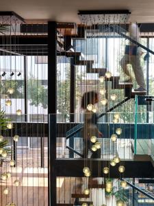 une chambre avec un escalier en verre et des lustres dans l'établissement Kaan Casablanca, à Casablanca