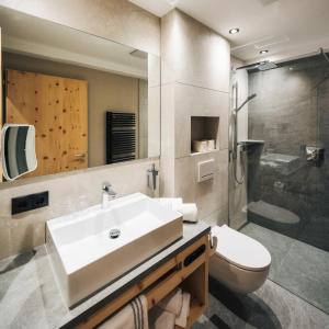 Koupelna v ubytování Ferienresidenz Raich - Appartements mit Sky Wellness und Garten