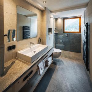 Koupelna v ubytování Ferienresidenz Raich - Appartements mit Sky Wellness und Garten
