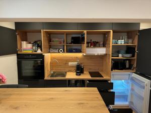 Η κουζίνα ή μικρή κουζίνα στο 1,5-Zimmer, Top ausgestattet, 4 Pers, Souterrain, Self Check-in, Parkplatz, Netflix & Amazon Prime