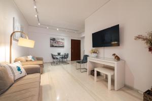 Televízia a/alebo spoločenská miestnosť v ubytovaní L'appartement blanc dans le centre de Glyfada