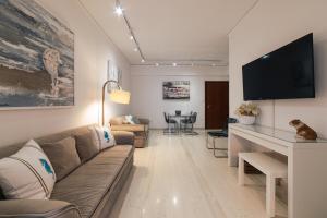 Televízia a/alebo spoločenská miestnosť v ubytovaní L'appartement blanc dans le centre de Glyfada