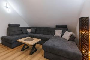 una sala de estar con un sofá y una mesa en Apartma Bistr'ca, en Bohinj