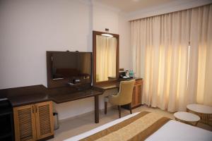 TV a/nebo společenská místnost v ubytování The Ontime Hotel, Bangalore
