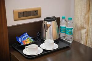 Příslušenství pro přípravu čaje a kávy v ubytování The Ontime Hotel, Bangalore