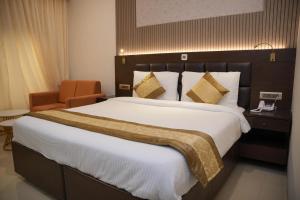 Postel nebo postele na pokoji v ubytování The Ontime Hotel, Bangalore