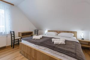 Un dormitorio con una cama grande con dos almohadas encima. en Apartma Bistr'ca, en Bohinj 35 fotos más