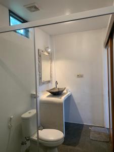 un baño con lavabo e inodoro en Bale sunrise, en Gili Trawangan 33 fotos más