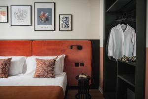 A bed or beds in a room at DuoMo Hotel