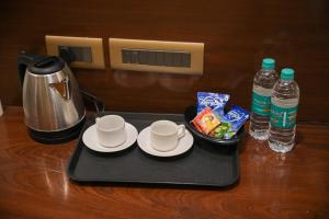 Příslušenství pro přípravu čaje a kávy v ubytování The Ontime Hotel, Bangalore