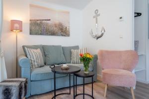 Posezení v ubytování Casa del Mar Scharbeutz - Sauna kostenlos - 1 kleiner Hund willkommen - umzäunter Garten + 15 fotografií