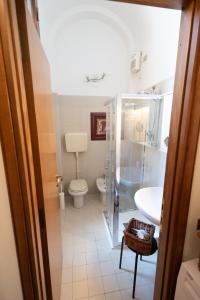 a bathroom with a toilet and a sink at Ca' Spadoni, centro storico, piano terra, ingresso indipendente, teatro, parcheggio, in Imola