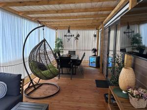 比奥格勒·纳·莫鲁Mobile home FJAKA的带吊床的门廊和用餐室