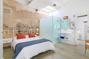 ein weißes Schlafzimmer mit einem Bett und einem Waschbecken in der Unterkunft Casa el Alto - Lava in Punta de Mujeres