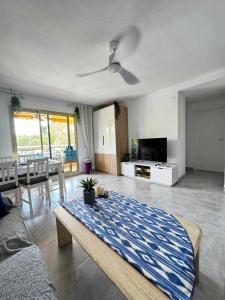 Televízia a/alebo spoločenská miestnosť v ubytovaní Apartamento PARADISE Solo Familias