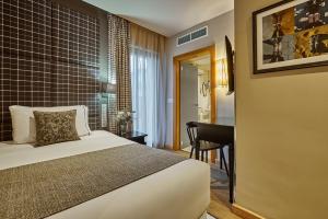 a bedroom with a bed and a desk in a room at Hesperia Barcelona Barri Gòtic in Barcelona