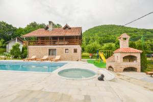 ein Haus mit einem Pool und einem Gebäude in der Unterkunft Villa Miris Prirode Zenik in Ilidža