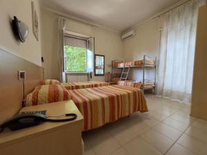 A bed or beds in a room at Hotel Villa Robinia