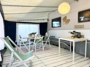 TV a/nebo společenská místnost v ubytování Przyczepy Kempingowe OSK LOK by Q4Camp