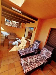 Postel nebo postele na pokoji v ubytování Duquesa 2 bed apt sleeps 6 overlooking pool with magnificent sea views