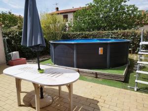 Πισίνα στο ή κοντά στο Superbe maison avec piscine privee St Cyprien