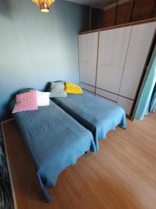 a bedroom with a bed with a blue blanket at Tunnelmaa Turun sydämessä - Ambient 37m2 at the heart of Turku in Turku