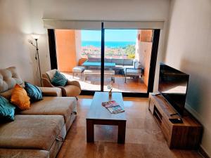 Posezení v ubytování Duquesa 2 bed apt sleeps 6 overlooking pool with magnificent sea views