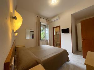 A bed or beds in a room at Hotel Villa Robinia