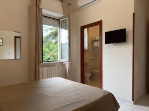 A television and/or entertainment centre at Hotel Villa Robinia