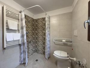 A bathroom at Hotel Villa Robinia