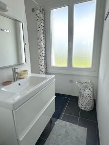 a white bathroom with a sink and a window at Grande Maison - Proche plages - Combrit Ste Marine in Combrit +11 photos