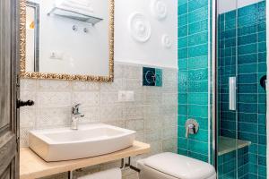 EsteponaCasa Del Patio - Boutique Apartments的带水槽、马桶和镜子的浴室