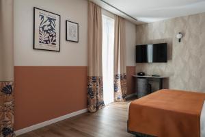 A television and/or entertainment centre at DuoMo Hotel