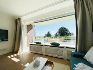 Una sala de estar con un gran ventanal con vistas. en Ferienwohnung Waves, en Travemünde