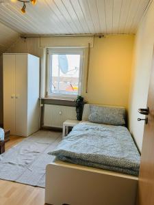 a bedroom with a bed and a window at Ferienunterkunft Monteurwohnung Hagenbach in Hagenbach