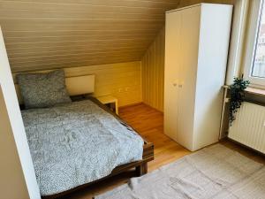 a small room with a bed and a closet at Ferienunterkunft Monteurwohnung Hagenbach in Hagenbach